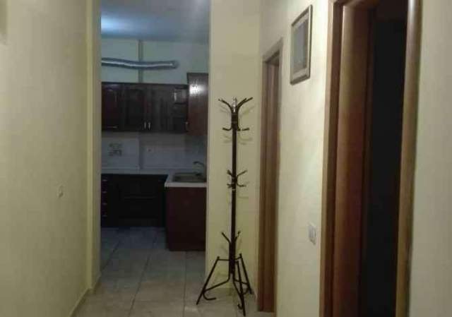 Tirane, jepet me qera apartament 1+1+A Kati 4, 84 m² 300 Euro (Terminali i Autobuzave perballe Spitalit Hygea)