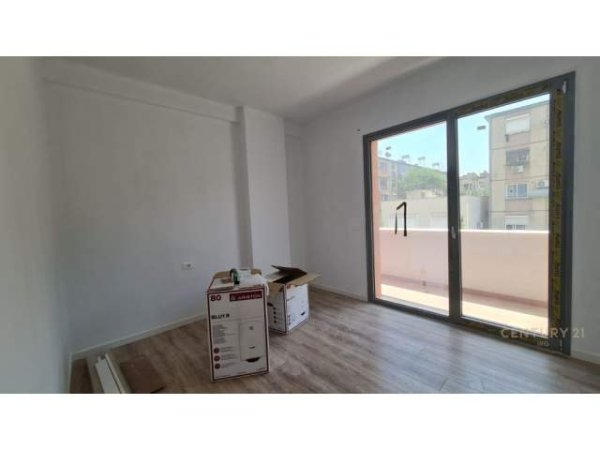 Tirane, ofert ambjent biznesi Kati 1, 100 m² 600 Euro (Rruga e Dibres Tirana, Albania)