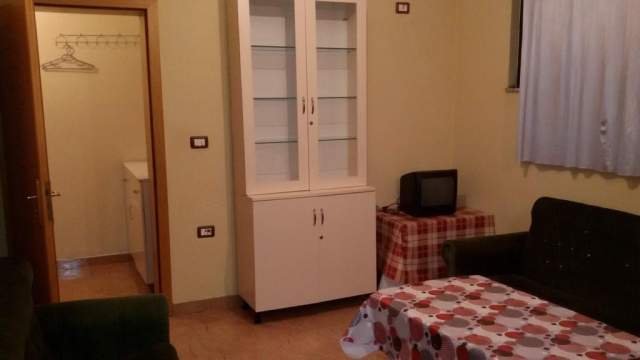Tirane, jepet me qera shtepi 1+1 Kati 1, 60 m² 230 Euro (niko avrami)
