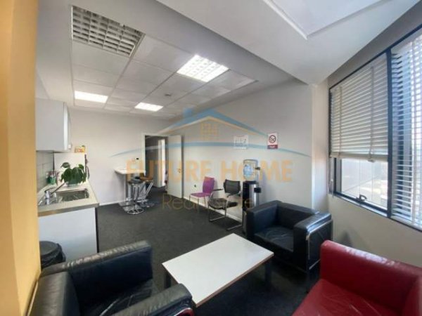 Tirane, jepet me qera zyre Kati 11, 118 m² 2.400 Euro (Bulevardi Deshmoret E Kombit)