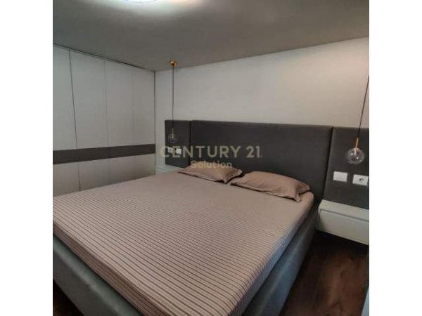 Tirane, jepet me qera apartament duplex 2+1 120 m² 600 Euro (Fresku)
