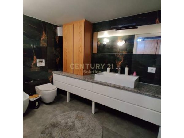 Tirane, jepet me qera apartament duplex 2+1 120 m² 600 Euro (Fresku)