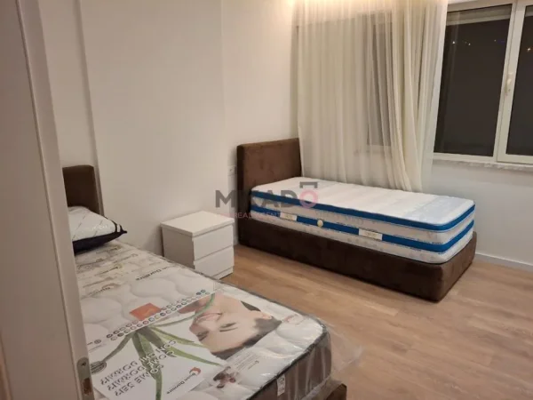 Tirane, jepet me qera apartament 3+1+Aneks+Ballkon Kati 2, 131 m² 1.100 € (Liqeni i Thate)