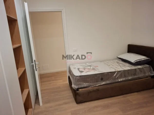 Tirane, jepet me qera apartament 3+1+Aneks+Ballkon Kati 2, 131 m² 1.100 € (Liqeni i Thate)
