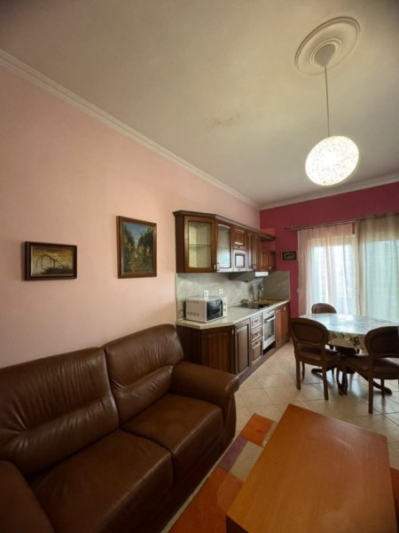 Tirane, jepet me qera apartament 1+1+Ballkon Kati 3, 60 m² 400 € (afer Shkolles Marin Barleti)