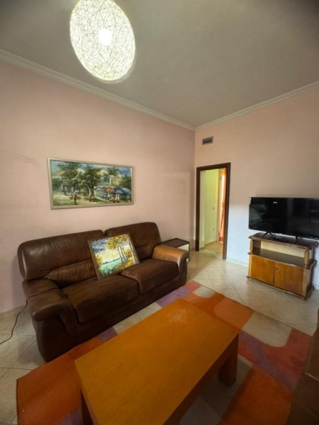 Tirane, jepet me qera apartament 1+1+Ballkon Kati 3, 60 m² 400 € (afer Shkolles Marin Barleti)