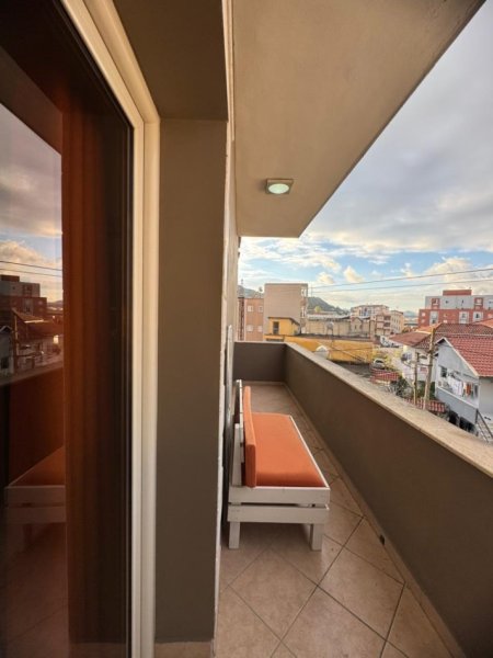 Tirane, jepet me qera apartament 1+1+Ballkon Kati 3, 60 m² 400 € (afer Shkolles Marin Barleti)