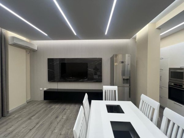 Tirane, jepet me qera apartament 3+1+Ballkon Kati 1, 145 m² 800 € 