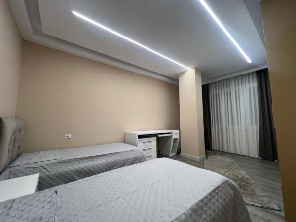 Tirane, jepet me qera apartament 3+1+Ballkon Kati 1, 145 m² 800 € 