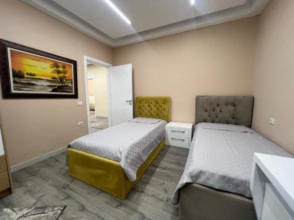 Tirane, jepet me qera apartament 3+1+Ballkon Kati 1, 145 m² 800 € 