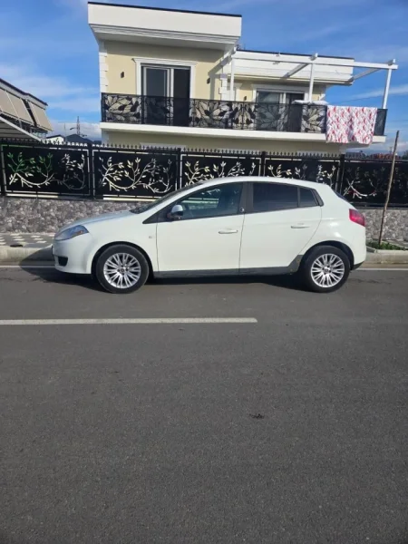Tirane, shitet makine Fiat Nafte, e bardhë manuale Kondicioner 166.000 km 3.000 €