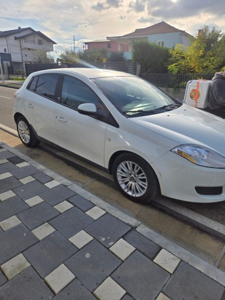 Tirane, shitet makine Fiat Nafte, e bardhë manuale Kondicioner 166.000 km 3.000 €