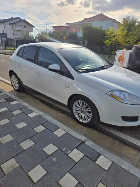 Tirane, shitet makine Fiat Nafte, e bardhë manuale Kondicioner 166.000 km 3.000 €