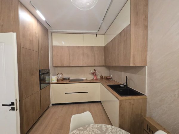 Tirane, jepet me qera apartament 2+1+Ballkon Kati 5, 95 m² 1.500 € 