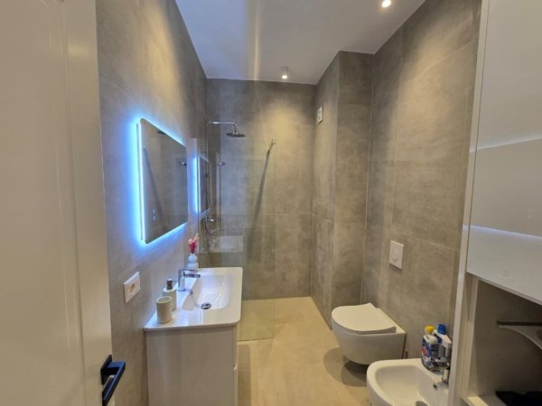 Tirane, jepet me qera apartament 2+1+Ballkon Kati 5, 95 m² 1.500 € 