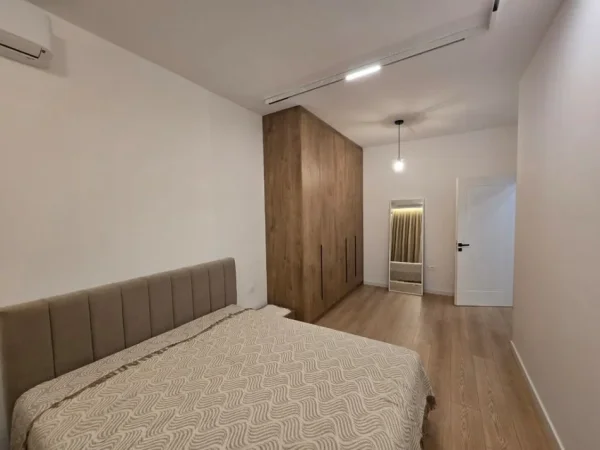 Tirane, jepet me qera apartament 2+1+Ballkon Kati 5, 95 m² 1.500 € 