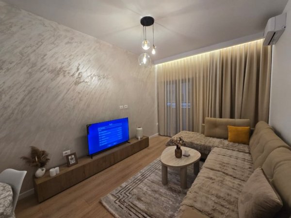 Tirane, jepet me qera apartament 2+1+Ballkon Kati 5, 95 m² 1.500 € 