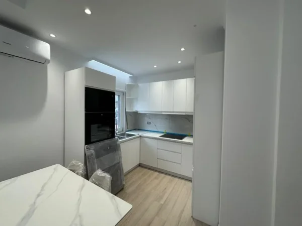 Tirane, jepet me qera apartament 2+1 Kati 3, 900 €