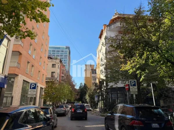 Tirane, shitet dyqan Kati 0, 130 m² 900.000 € (MBRAPA RADIO TELEVIZIONIT SHQIPTAR)