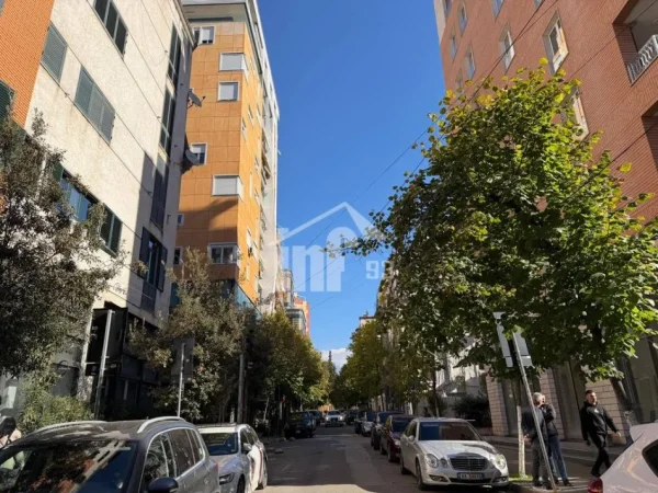 Tirane, shitet dyqan Kati 0, 130 m² 900.000 € (MBRAPA RADIO TELEVIZIONIT SHQIPTAR)