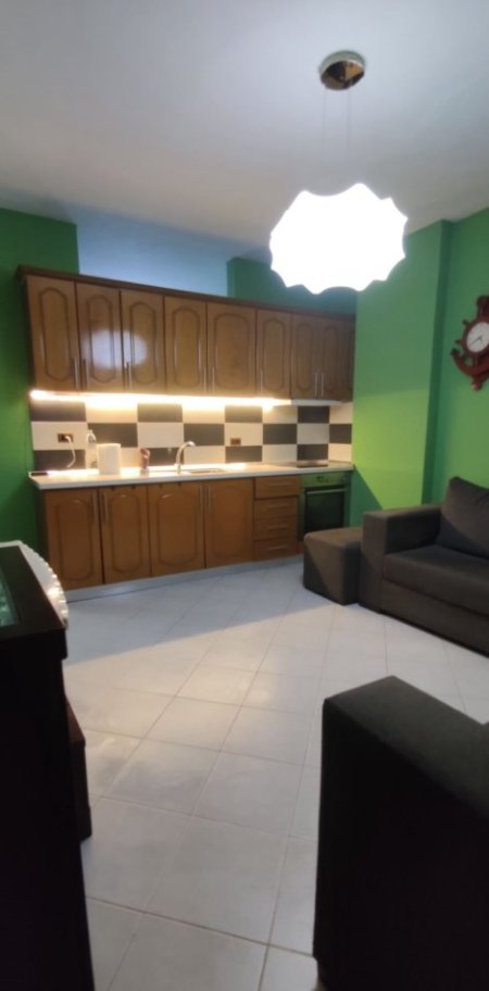 Tirane, jepet me qera apartament 1+1+Ballkon Kati 4, 84 m² 500 € (YZBERISHT)