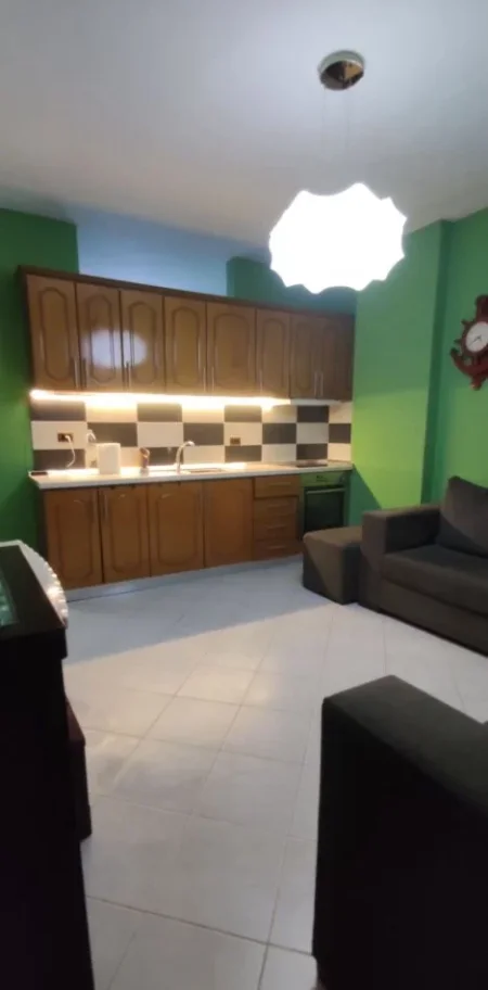 Tirane, jepet me qera apartament 1+1+Ballkon Kati 4, 84 m² 500 € (YZBERISHT)
