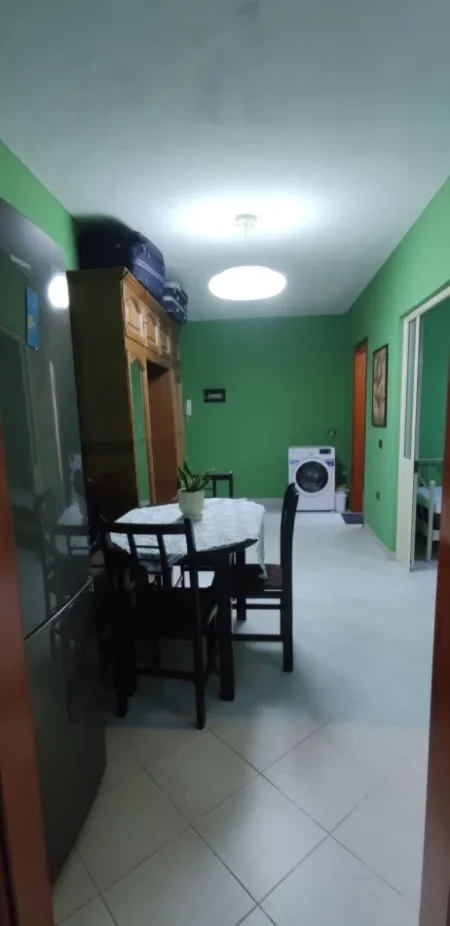 Tirane, jepet me qera apartament 1+1+Ballkon Kati 4, 84 m² 500 € (YZBERISHT)