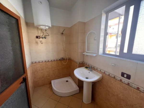 Tirane, jepet me qera apartament Kati 2, 1 m² 50000 mije