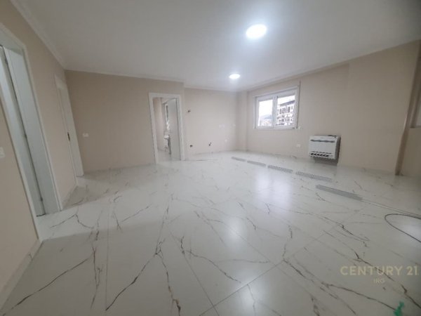 Tirane, jepet me qera zyre Kati 4, 100 m² 1.000 € (DONIKA CENTER)