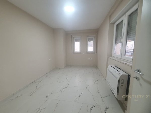 Tirane, jepet me qera zyre Kati 4, 100 m² 1.000 € (DONIKA CENTER)