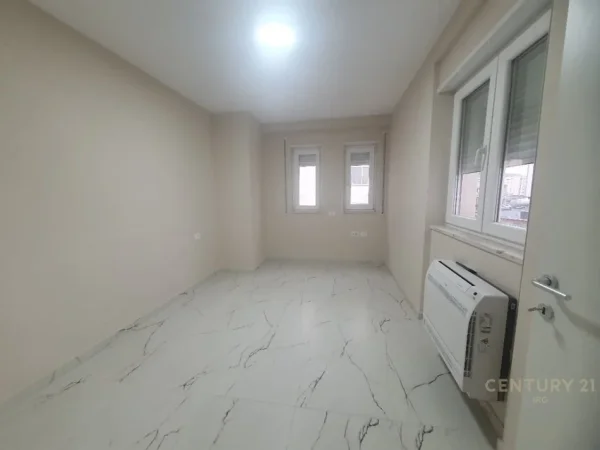 Tirane, jepet me qera zyre Kati 4, 100 m² 1.000 € (DONIKA CENTER)