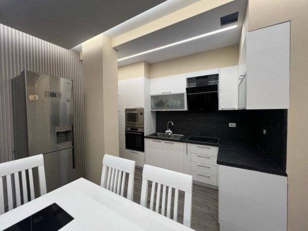 Tirane, jepet me qera apartament 3+1 Kati 1, 145 m² 800 € (Don Bosko)