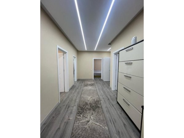 Tirane, jepet me qera apartament 3+1 Kati 1, 145 m² 800 € (Don Bosko)