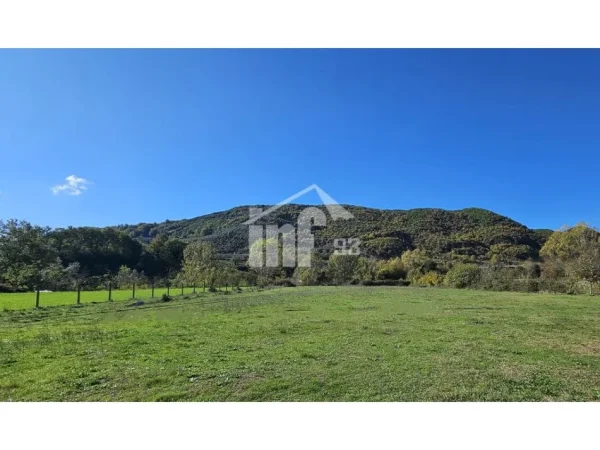 Tirane, shitet toke , 6.632 m² 332.000 € (NE VISHNJE, 4.5 KM NGA URA E FARKES)