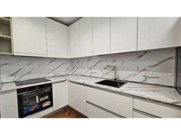 Tirane, jepet me qera apartament 2+1+Ballkon Kati 5, 100 m² 1.500 € (Qender)