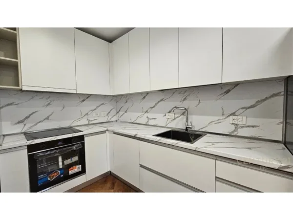 Tirane, jepet me qera apartament 2+1+Ballkon Kati 5, 100 m² 1.500 € (Qender)