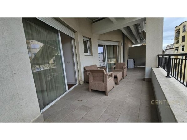 Tirane, jepet me qera apartament 2+1+Ballkon Kati 5, 100 m² 1.500 € (Qender)