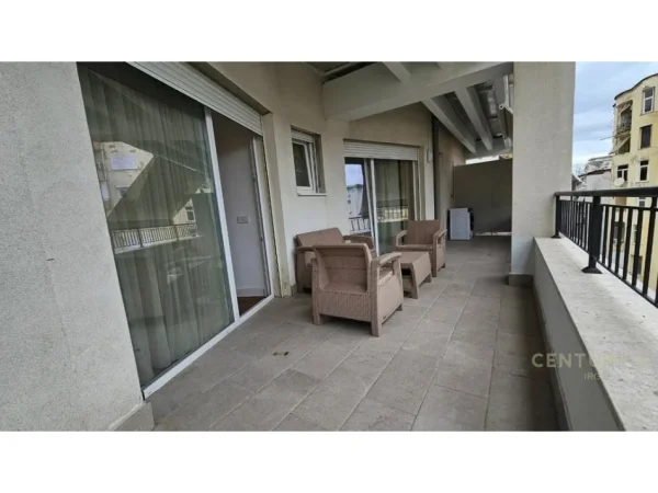 Tirane, jepet me qera apartament 2+1+Ballkon Kati 5, 100 m² 1.500 € (Qender)