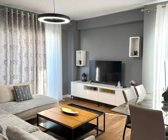 *Hera e Pare me Qera✨️: 2+1📍Bulevardi i Ri(Rr.Jordan Misja) - 700€ - S.90m² - Cilesi Premium dhe Mobilim Modern🔥 *