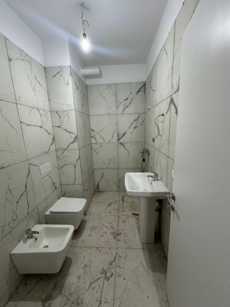 Tirane, jepet me qera apartament 1+1 Kati 3, 65 m² 350 € (UNIVERS CITY)