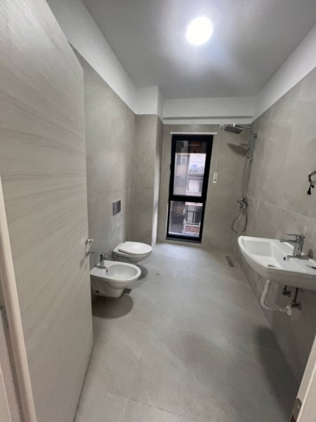 Tirane, jepet me qera ambjent biznesi Kati 2, 76 m² 750 € (Myslym Shyri)