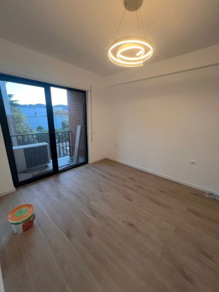 Tirane, jepet me qera ambjent biznesi Kati 2, 76 m² 750 € (Myslym Shyri)