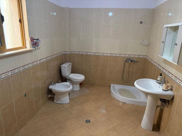 Tirane, jepet me qera apartament 2+1+Ballkon Kati 2, 120 m² 450 € (SAUK)
