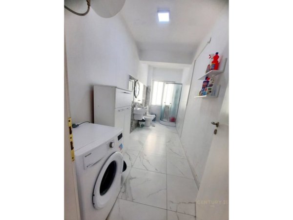 Tirane, jepet me qera apartament 2+1 Kati 5, 110 m² 890 € (Bllok)