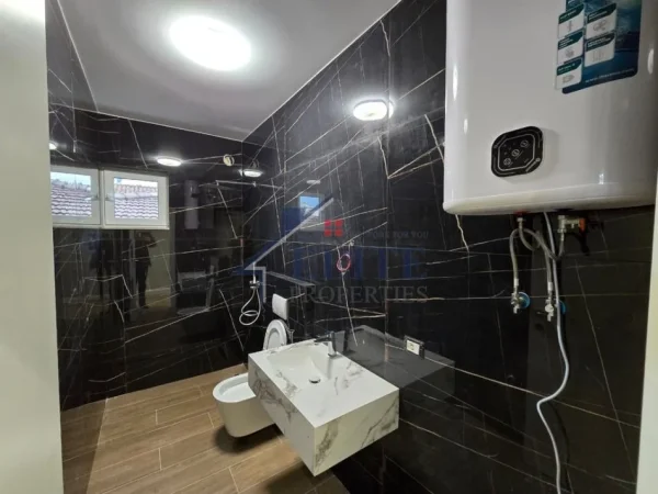 Tirane, jepet me qera apartament 2+1+Ballkon Kati 3, 90 m² 650 € (Rruga Gramoz Pashko)