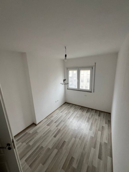 Tirane, jepet me qera zyre Kati 4, 90 m² 550 € (ASTIR)