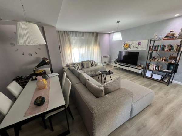 Tirane, jepet me qera apartament 3+1 Kati 3, 140 m² 1.300 € (pranë TEG)