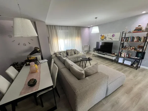 Tirane, jepet me qera apartament 3+1 Kati 3, 140 m² 1.300 € (pranë TEG)