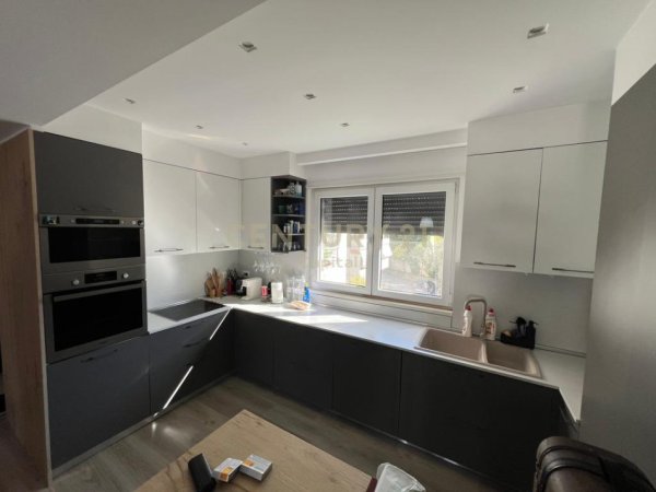 Tirane, jepet me qera apartament 3+1 Kati 3, 140 m² 1.300 € (pranë TEG)