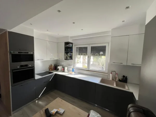 Tirane, jepet me qera apartament 3+1 Kati 3, 140 m² 1.300 € (pranë TEG)